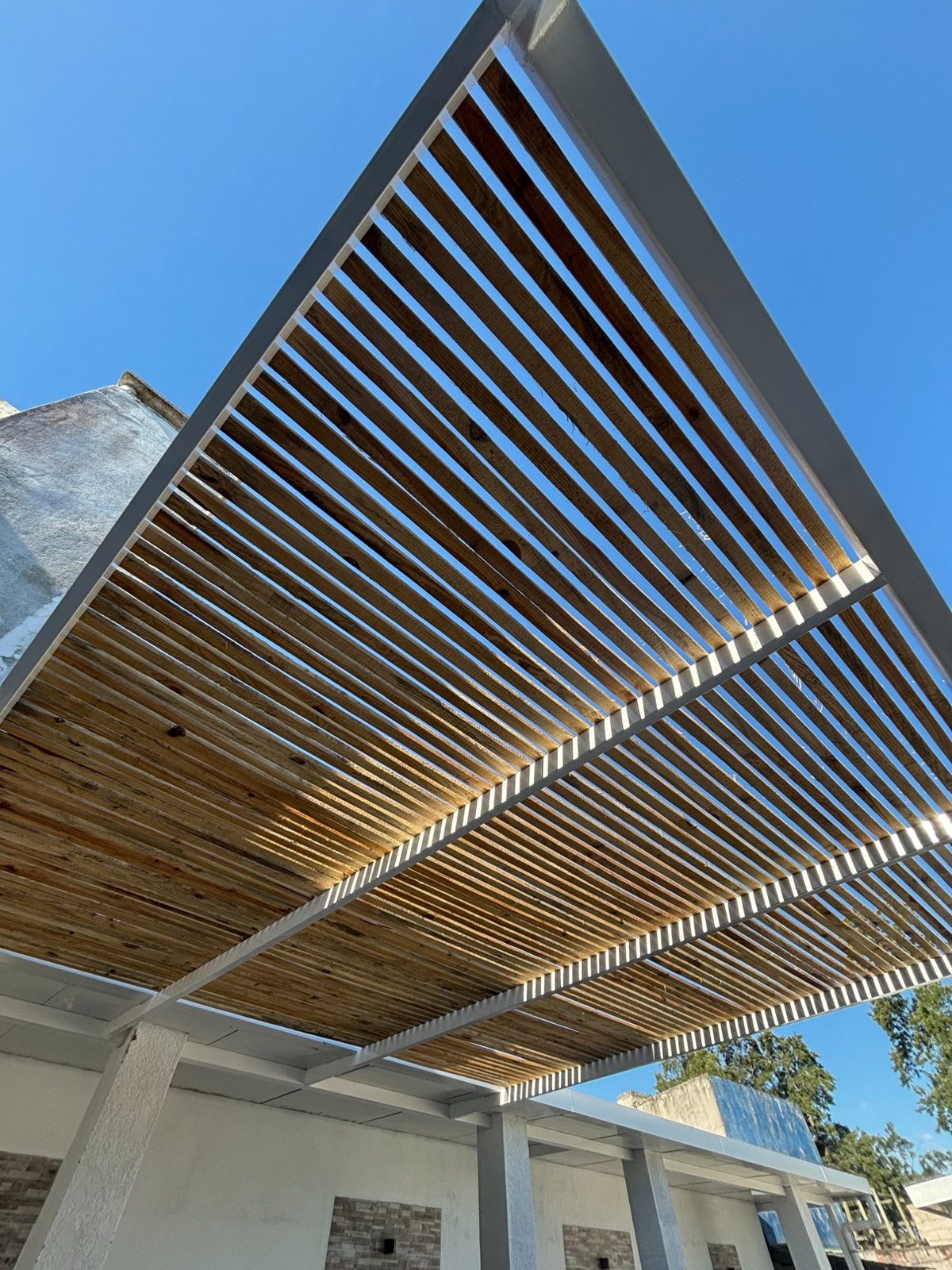 Pérgola metálica con listones de madera